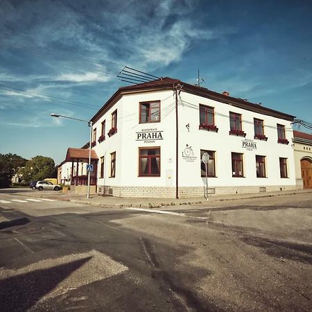 Restaurace A Penzion Praha Dolni Dunajovice Ngoại thất bức ảnh