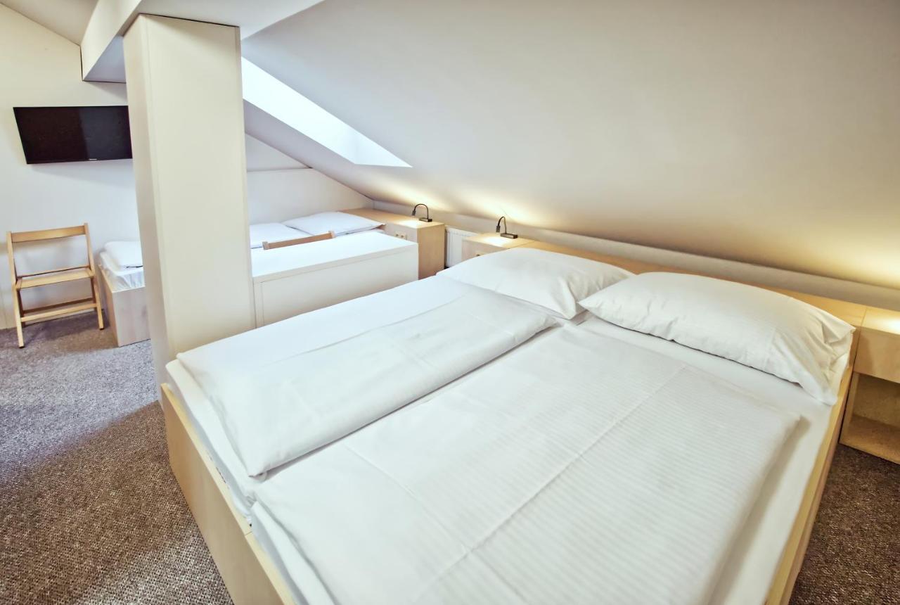 Restaurace A Penzion Praha Dolni Dunajovice Ngoại thất bức ảnh
