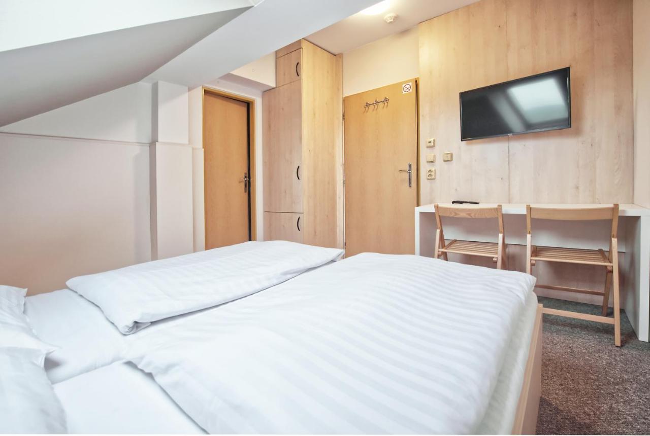 Restaurace A Penzion Praha Dolni Dunajovice Ngoại thất bức ảnh