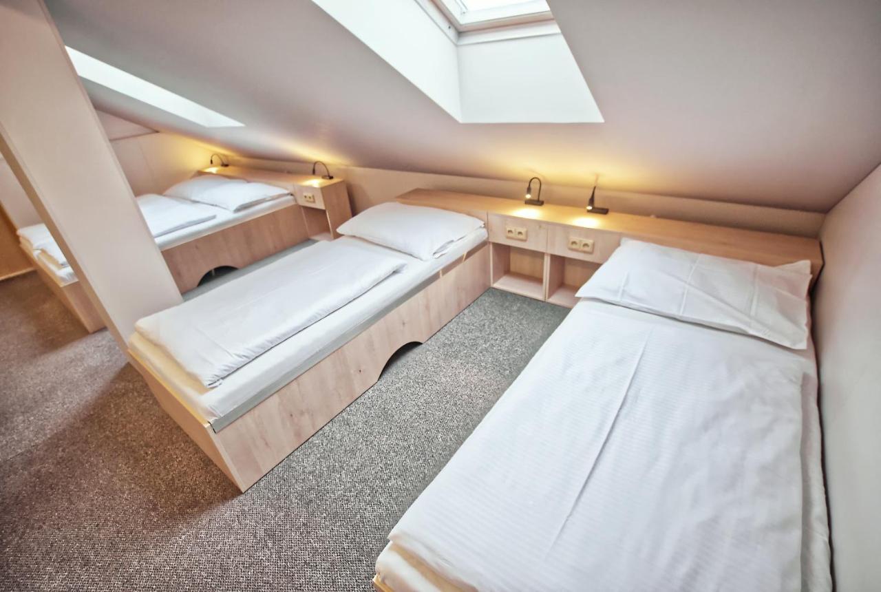 Restaurace A Penzion Praha Dolni Dunajovice Ngoại thất bức ảnh
