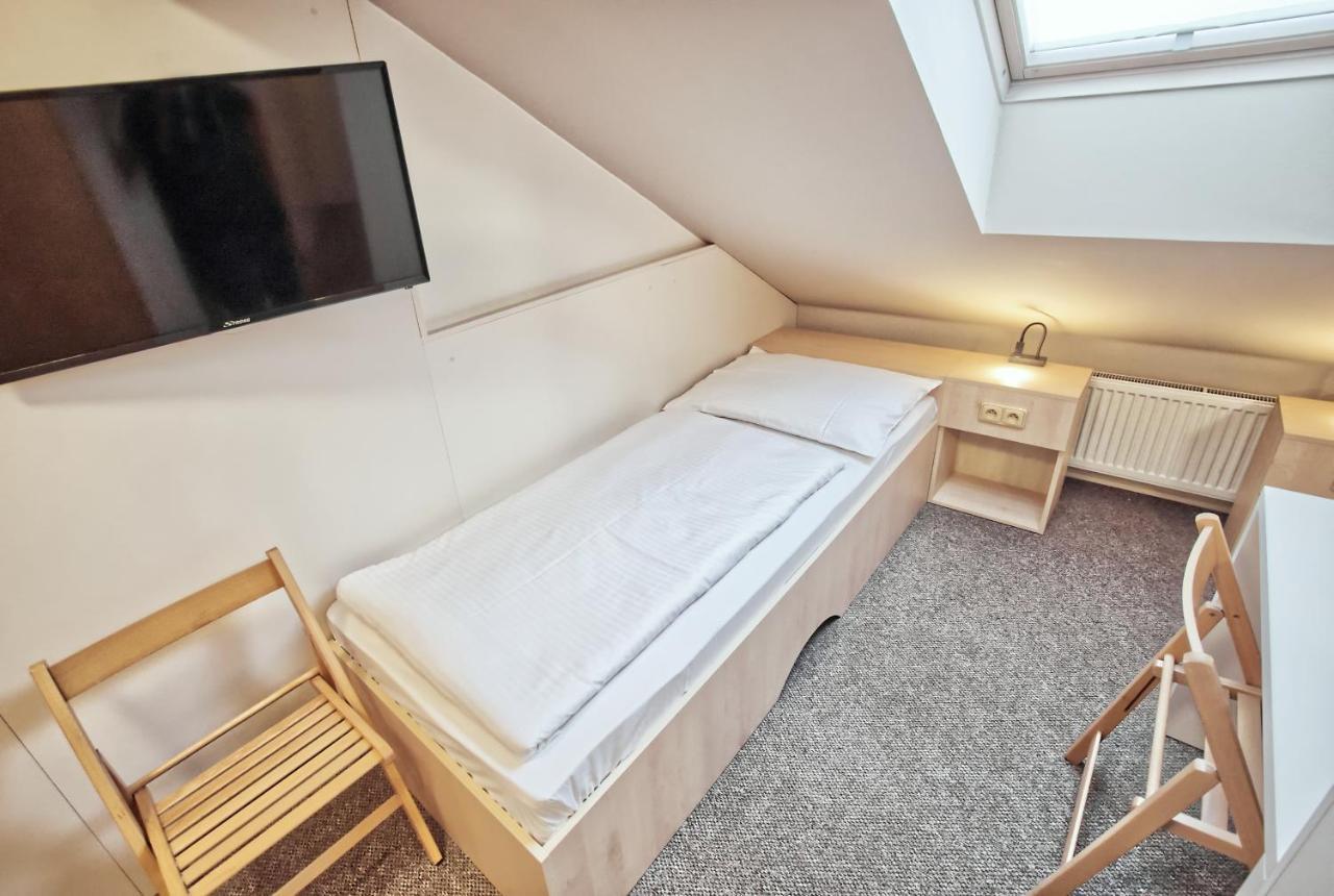 Restaurace A Penzion Praha Dolni Dunajovice Ngoại thất bức ảnh