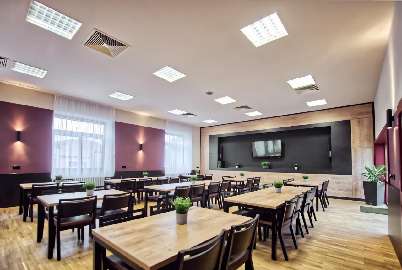 Restaurace A Penzion Praha Dolni Dunajovice Ngoại thất bức ảnh