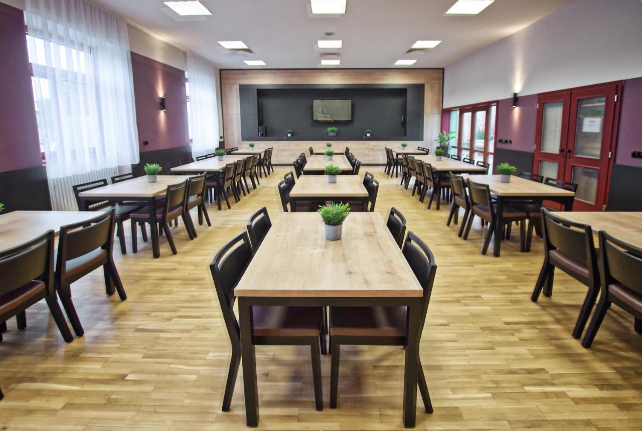 Restaurace A Penzion Praha Dolni Dunajovice Ngoại thất bức ảnh