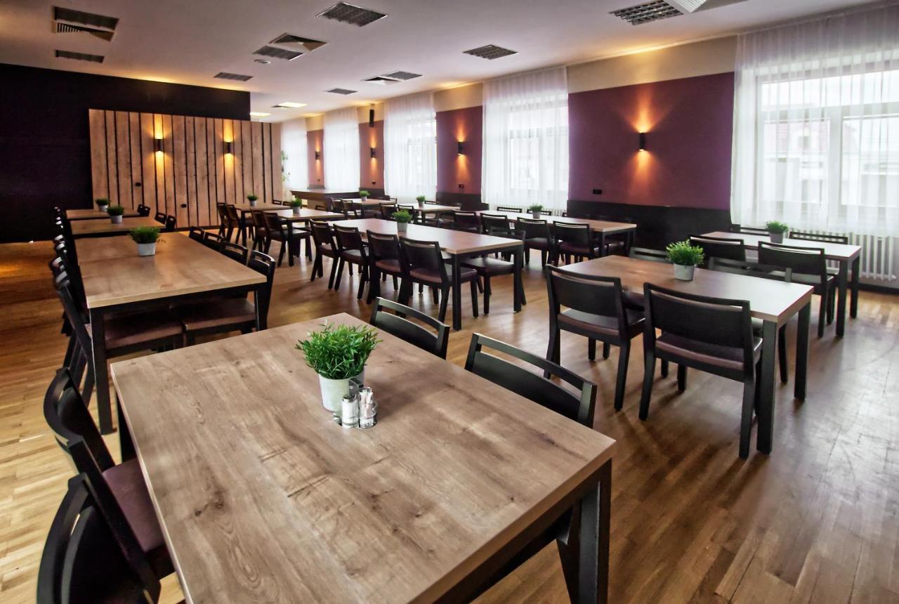 Restaurace A Penzion Praha Dolni Dunajovice Ngoại thất bức ảnh