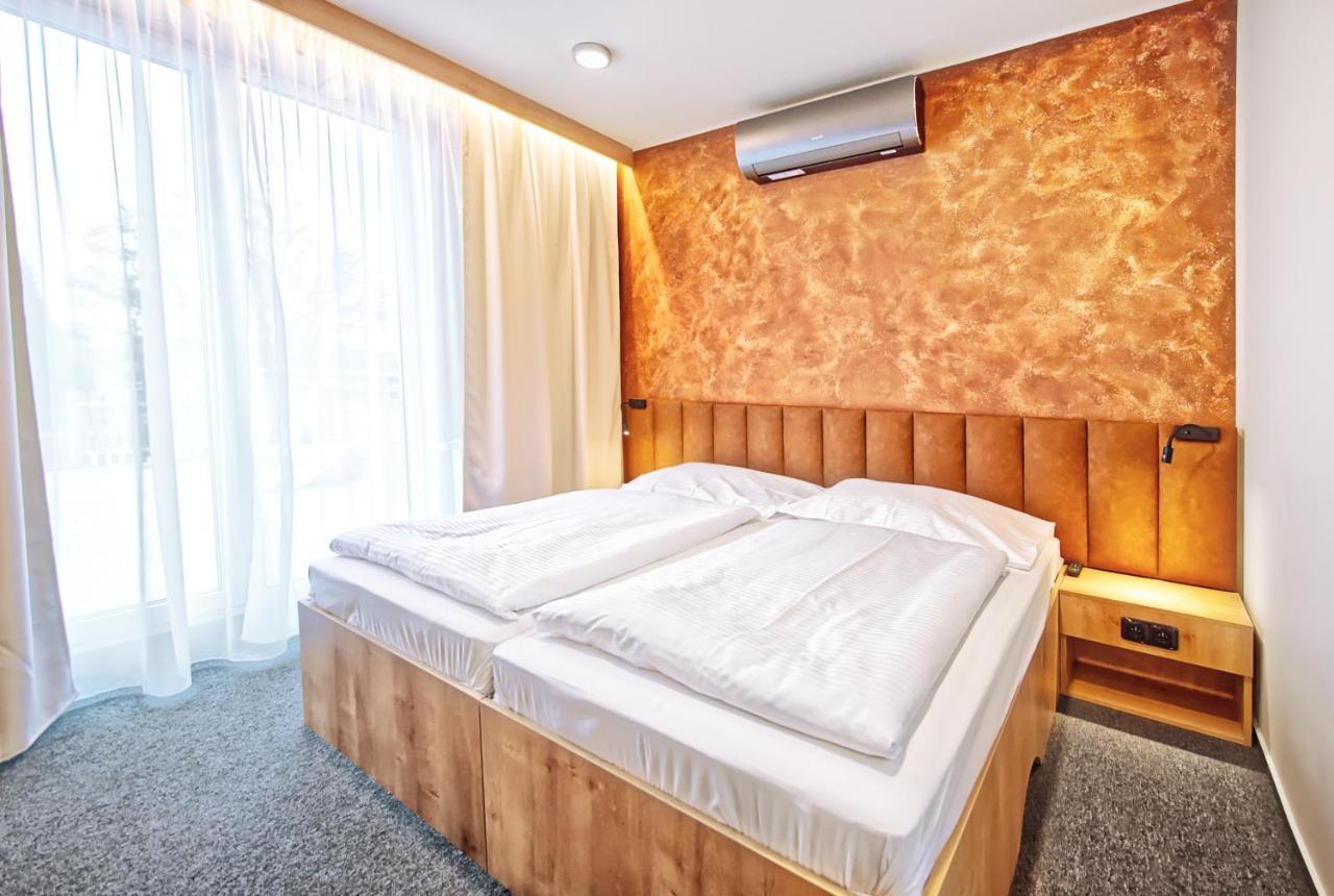 Restaurace A Penzion Praha Dolni Dunajovice Ngoại thất bức ảnh