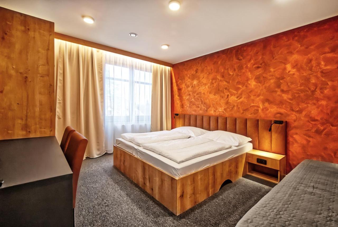 Restaurace A Penzion Praha Dolni Dunajovice Ngoại thất bức ảnh