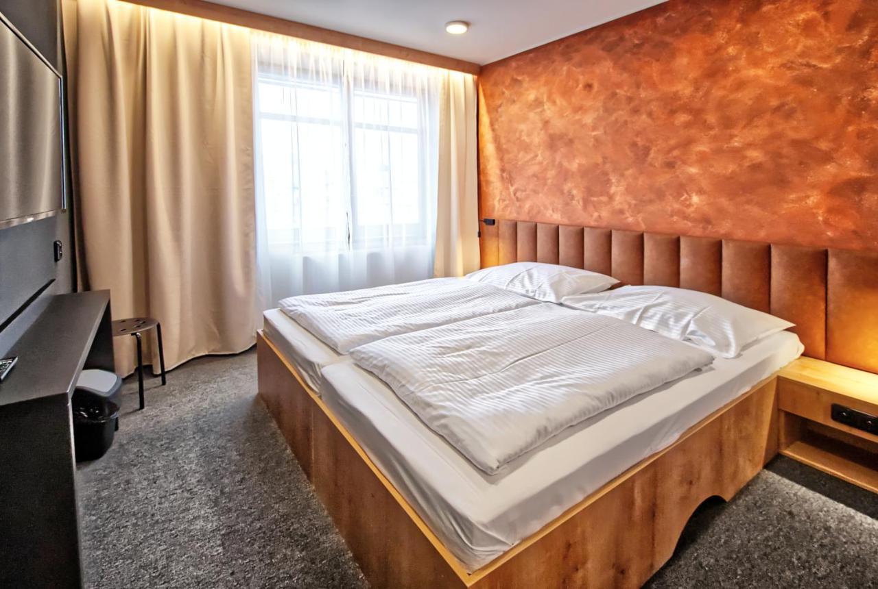 Restaurace A Penzion Praha Dolni Dunajovice Ngoại thất bức ảnh
