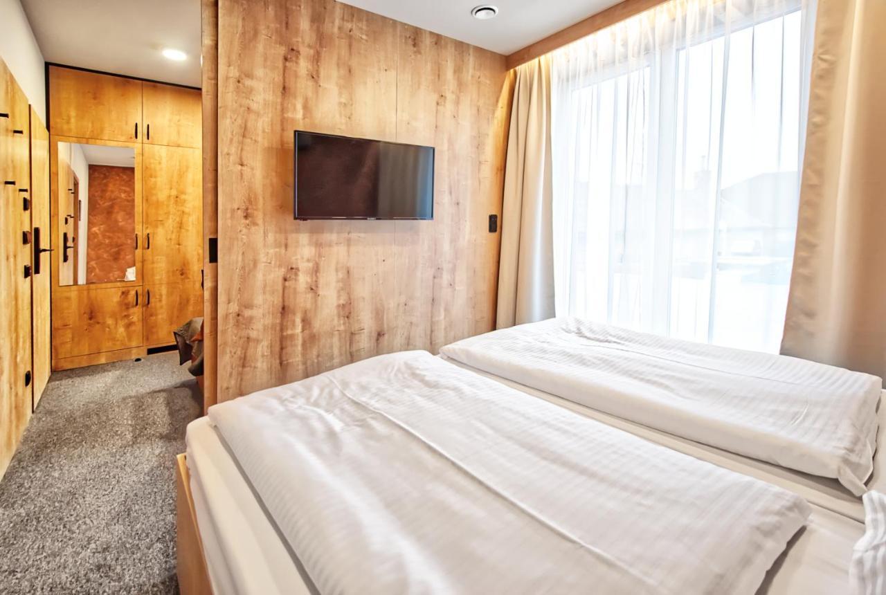 Restaurace A Penzion Praha Dolni Dunajovice Ngoại thất bức ảnh
