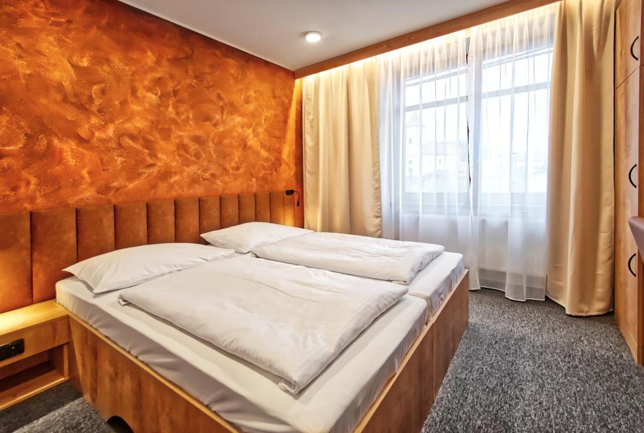 Restaurace A Penzion Praha Dolni Dunajovice Ngoại thất bức ảnh