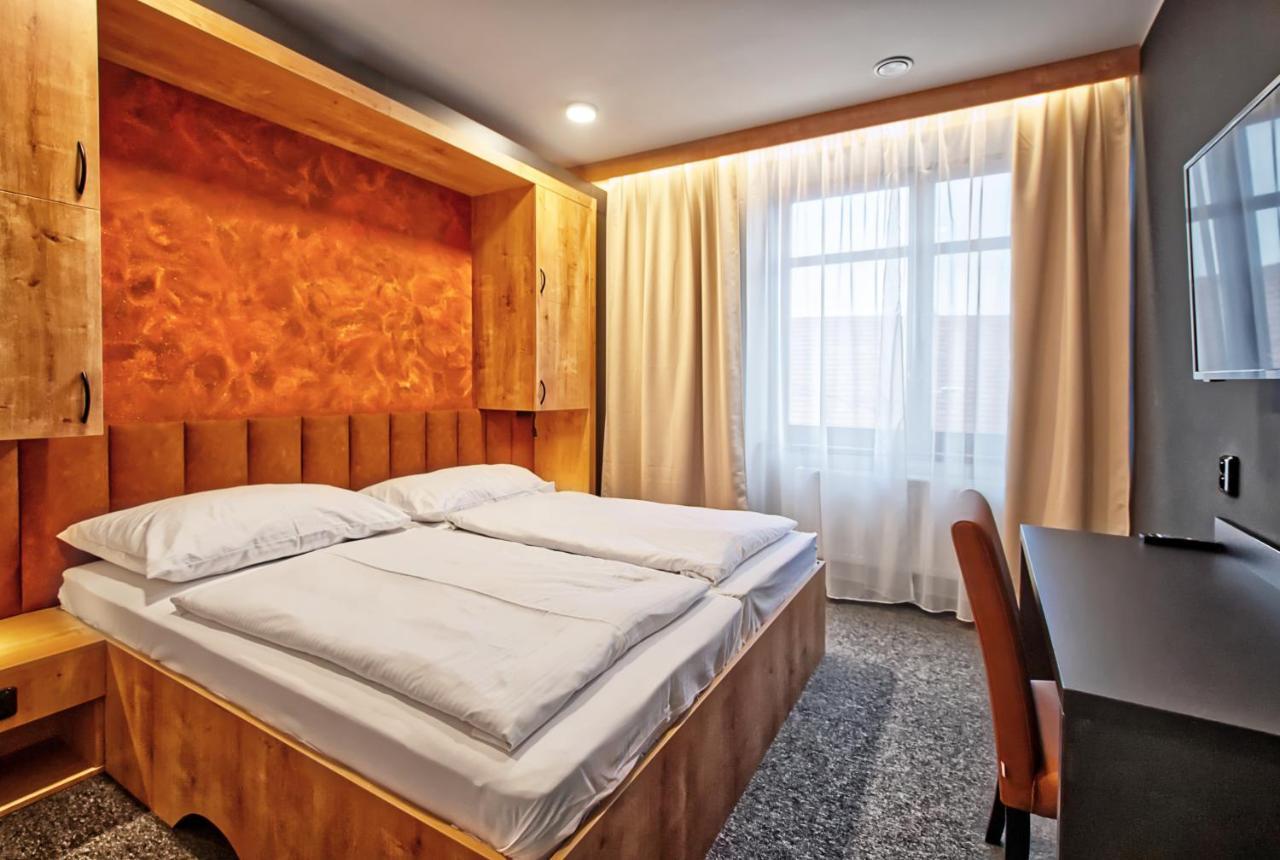 Restaurace A Penzion Praha Dolni Dunajovice Ngoại thất bức ảnh