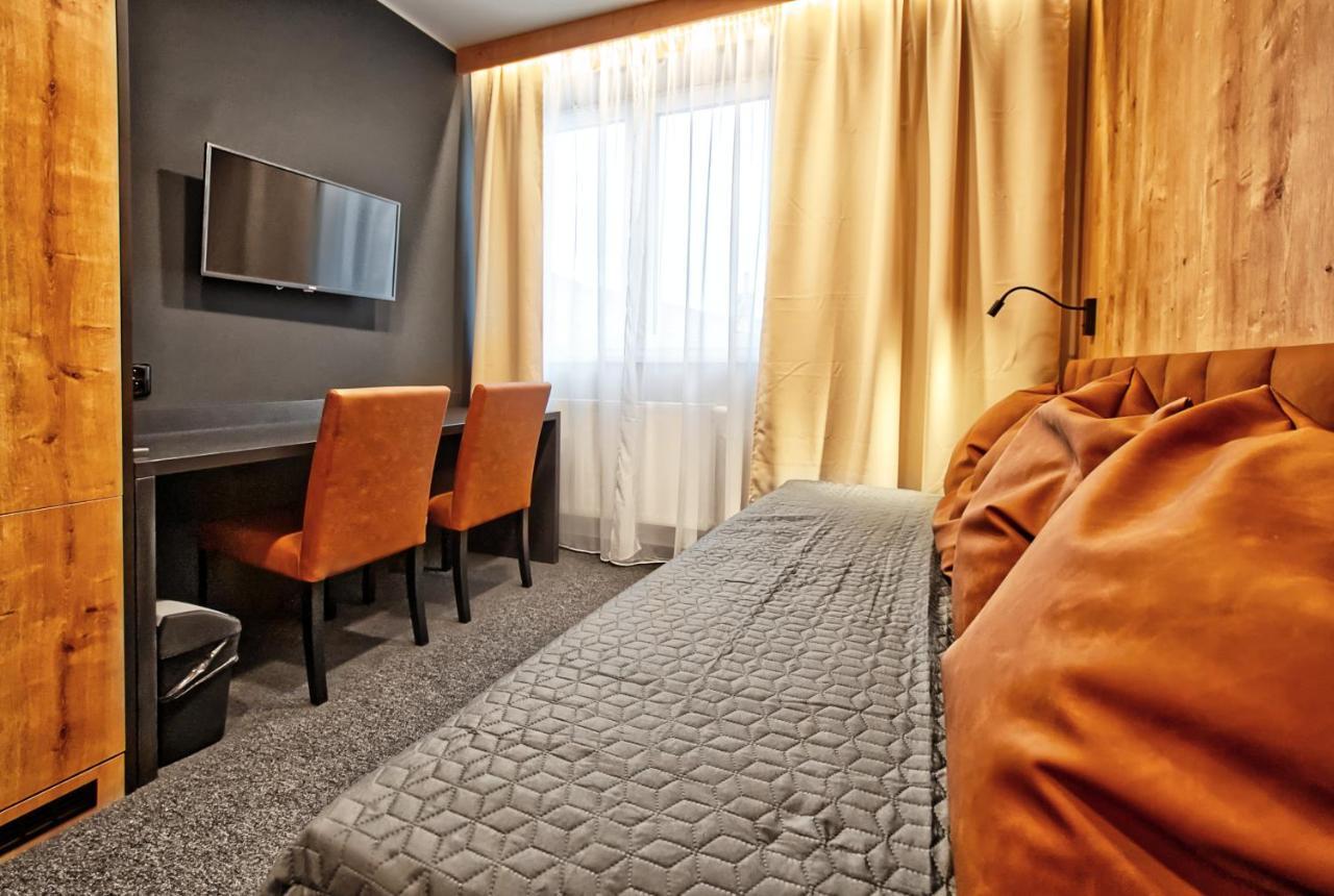 Restaurace A Penzion Praha Dolni Dunajovice Ngoại thất bức ảnh