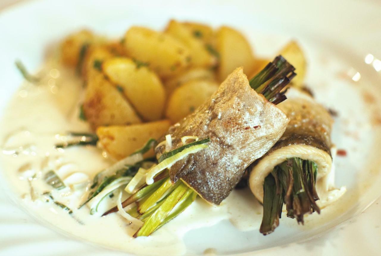 Restaurace A Penzion Praha Dolni Dunajovice Ngoại thất bức ảnh