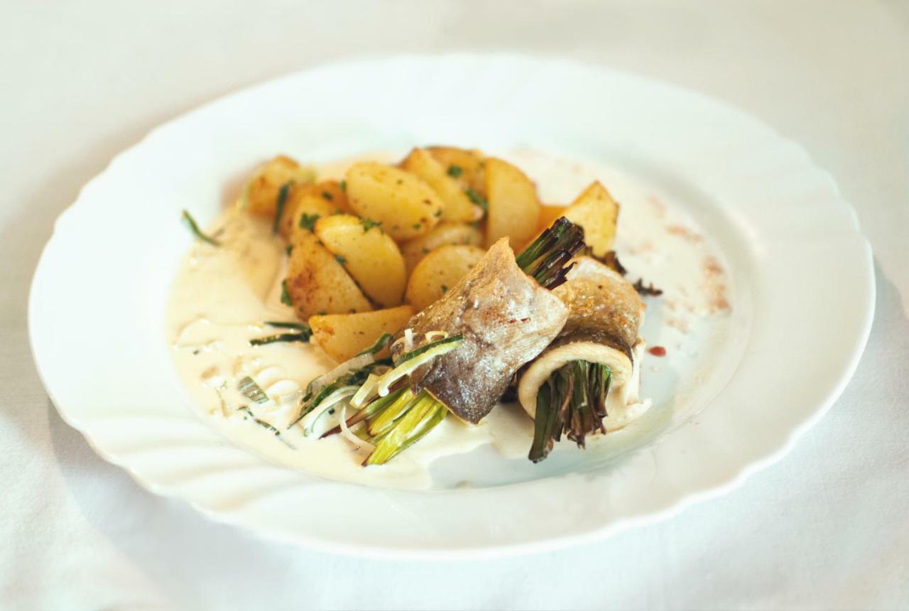 Restaurace A Penzion Praha Dolni Dunajovice Ngoại thất bức ảnh