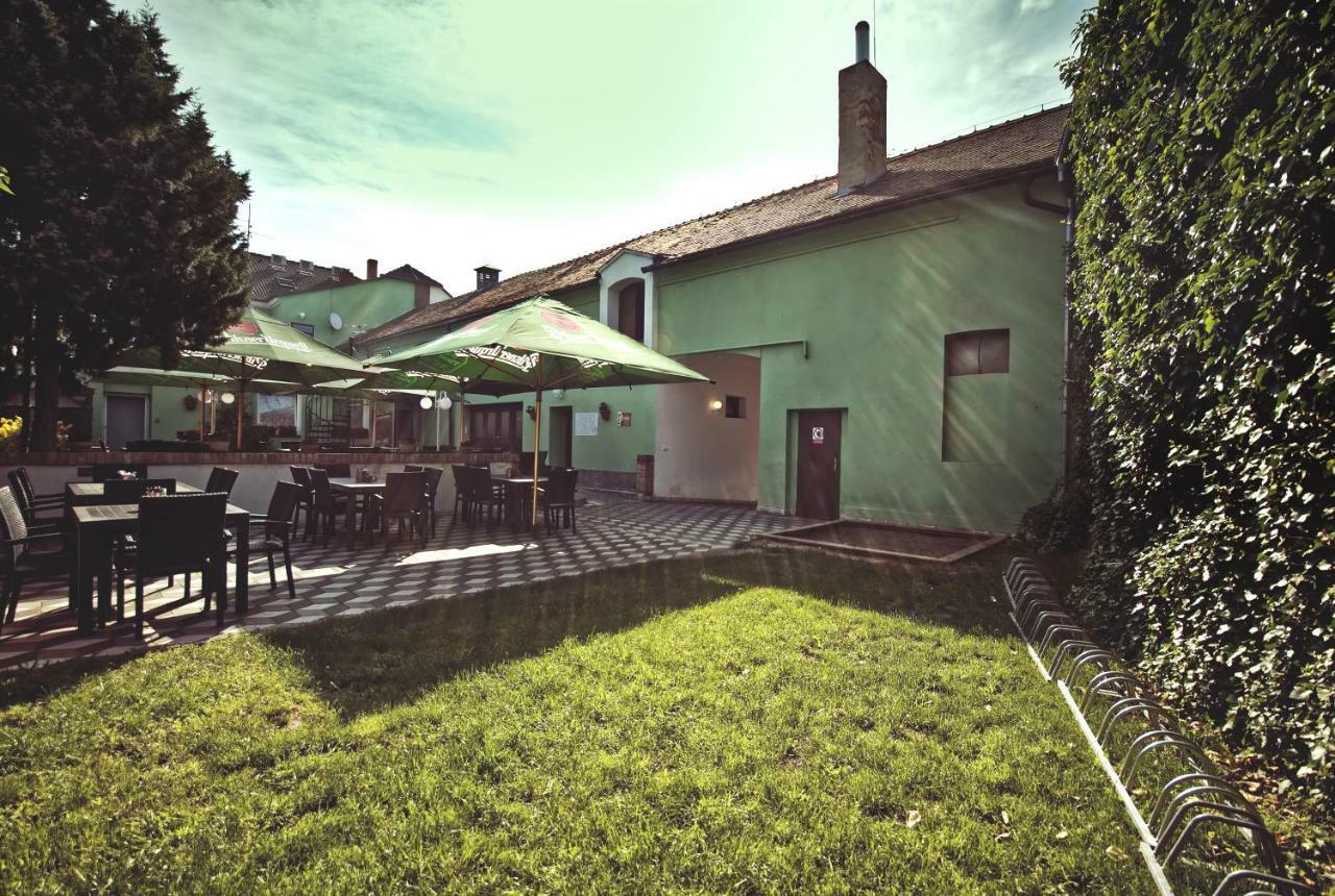 Restaurace A Penzion Praha Dolni Dunajovice Ngoại thất bức ảnh