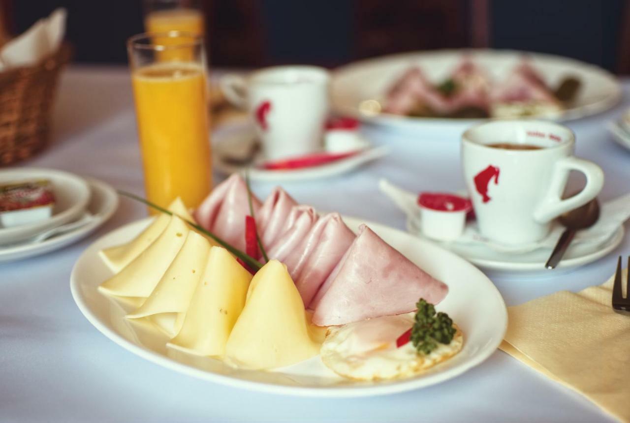 Restaurace A Penzion Praha Dolni Dunajovice Ngoại thất bức ảnh