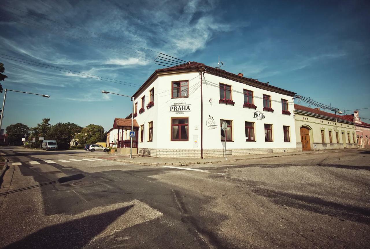 Restaurace A Penzion Praha Dolni Dunajovice Ngoại thất bức ảnh