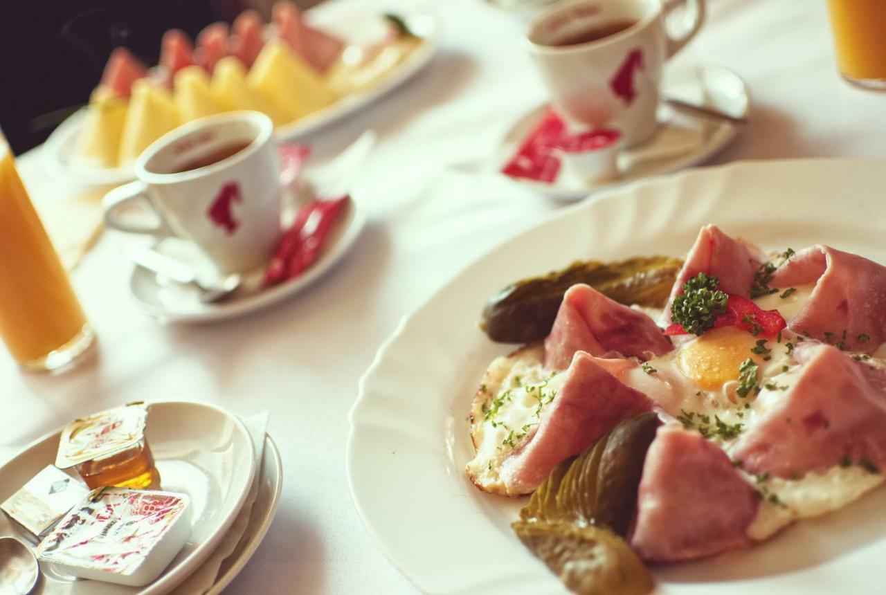 Restaurace A Penzion Praha Dolni Dunajovice Ngoại thất bức ảnh
