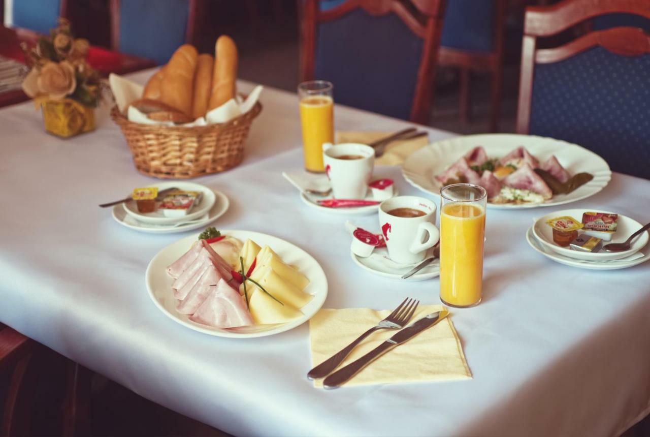 Restaurace A Penzion Praha Dolni Dunajovice Ngoại thất bức ảnh
