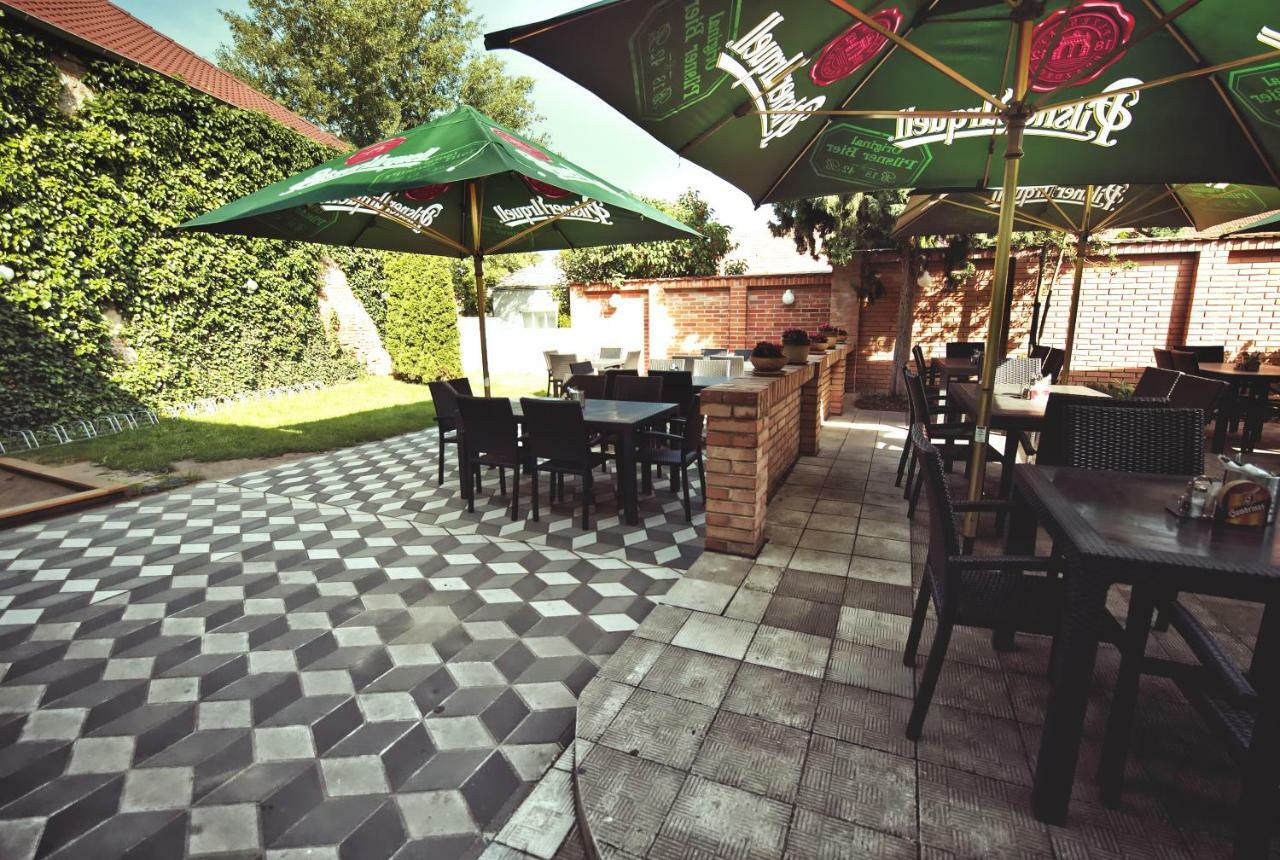 Restaurace A Penzion Praha Dolni Dunajovice Ngoại thất bức ảnh