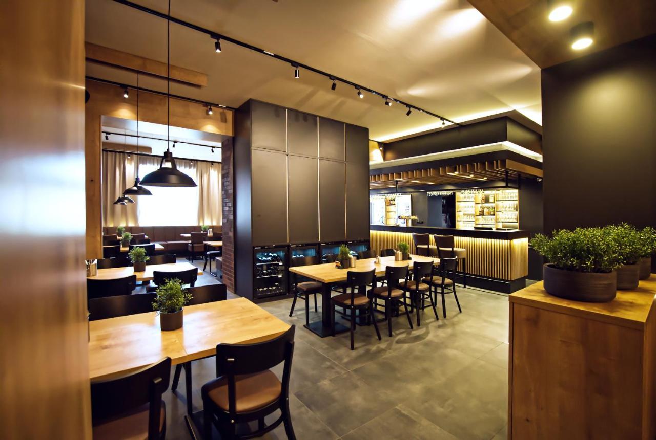 Restaurace A Penzion Praha Dolni Dunajovice Ngoại thất bức ảnh