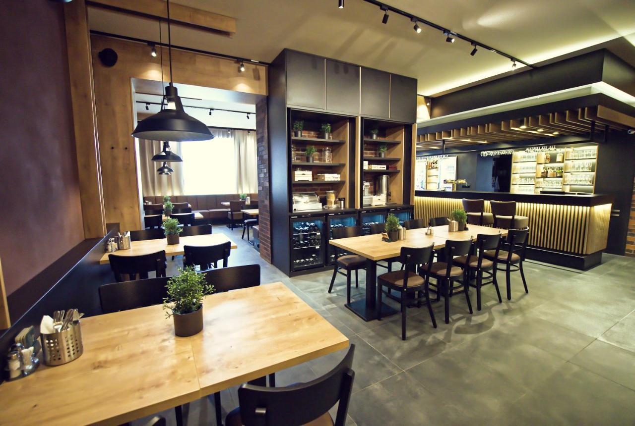Restaurace A Penzion Praha Dolni Dunajovice Ngoại thất bức ảnh